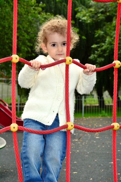 小孩子在操场上爬山。图片下载