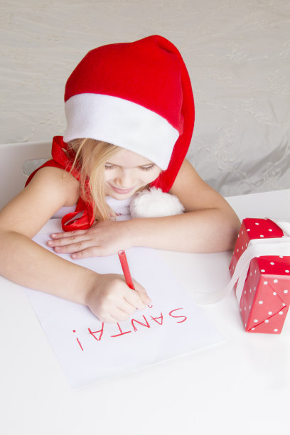 女孩给圣诞老人写信图片下载