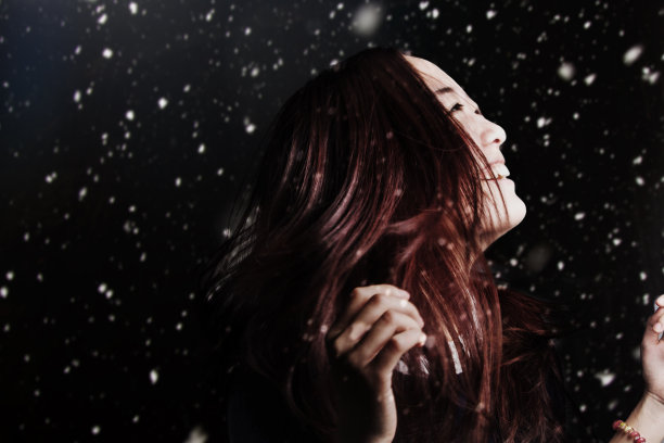 年轻女性享受雪图片下载