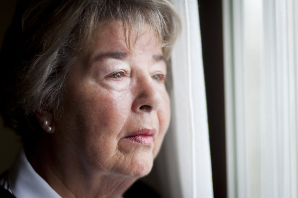 老女人陷入了沉思图片下载