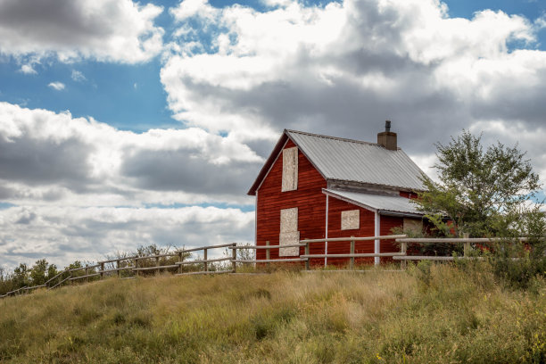夏天，废弃的红色农舍坐落在山上。图片下载