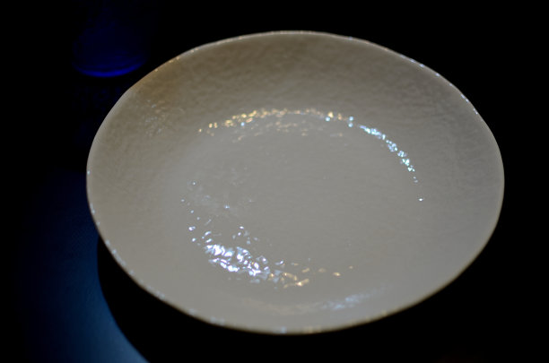 盘子和玻璃杯图片下载