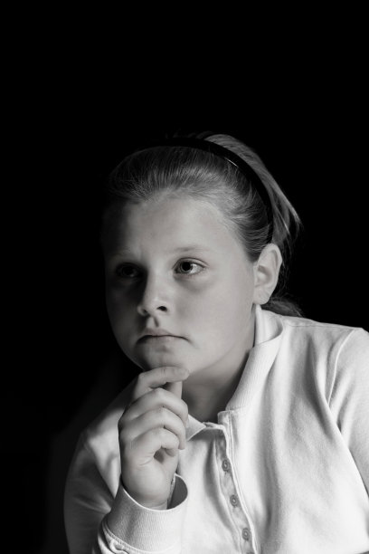 年轻女孩的黑白照片图片下载