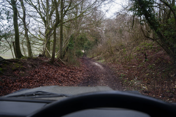 在车轮后面离开道路图片下载