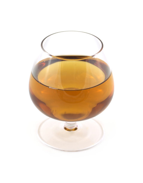 酒杯与葡萄酒隔离的白图片下载