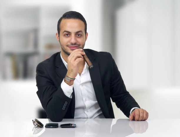 在办公室里抽雪茄的商人图片下载