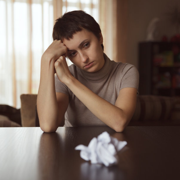 皱巴巴的信躺在一个女孩面前图片下载