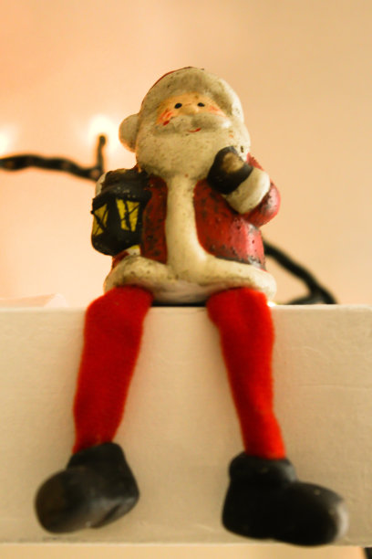 小圣诞老人坐在白色的架子上图片下载