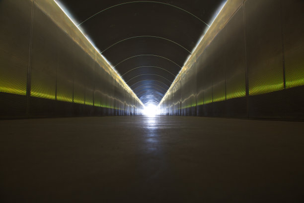 隧道尽头的光图片下载