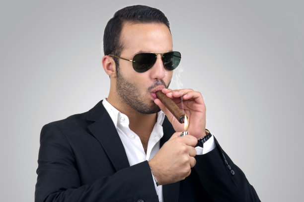 年轻的商人在隔离区点燃一支雪茄图片下载