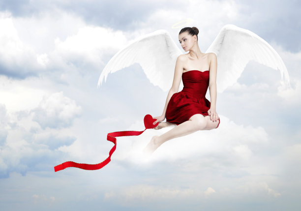 美丽年轻的黑发女子作为爱的天使图片下载