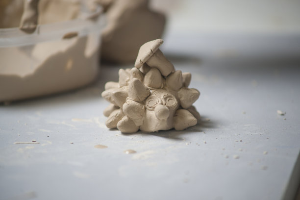 女孩用粘土做玩具图片下载