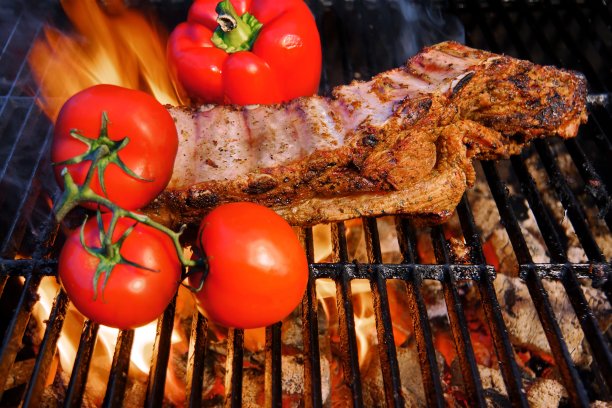 烤架上火焰中的排骨图片下载