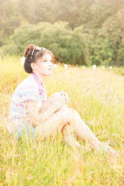 描绘女性的自然环境图片下载