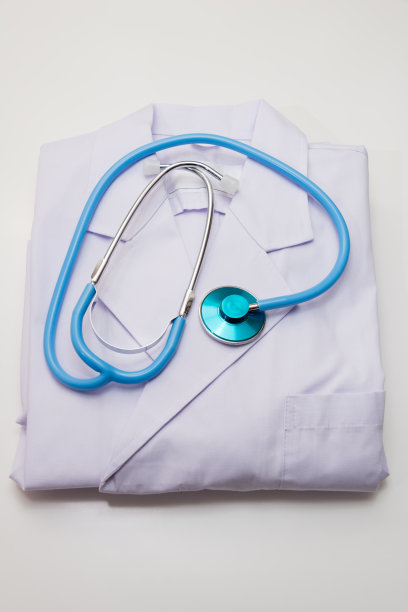 白色外套上的听诊器(XXXLarge)图片下载