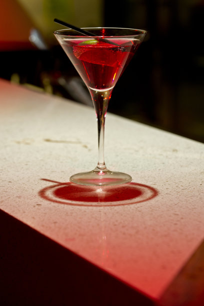 酒吧里的红色鸡尾酒图片下载