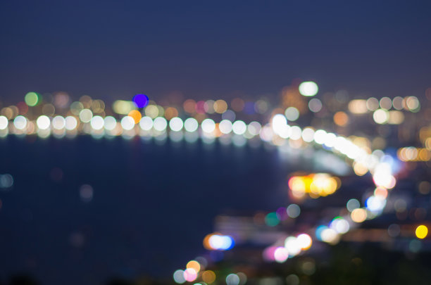 夕阳下的芭堤雅海景，模糊不清的照片散景图片下载