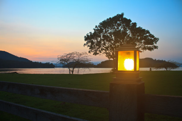 露营地的灯柱和日落图片下载