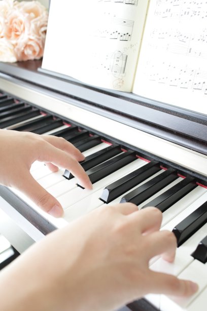 少女弹钢琴图片下载