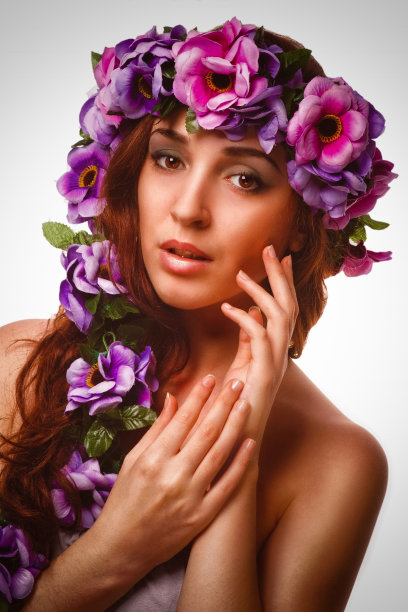 深色头发的女人戴着花圈图片下载