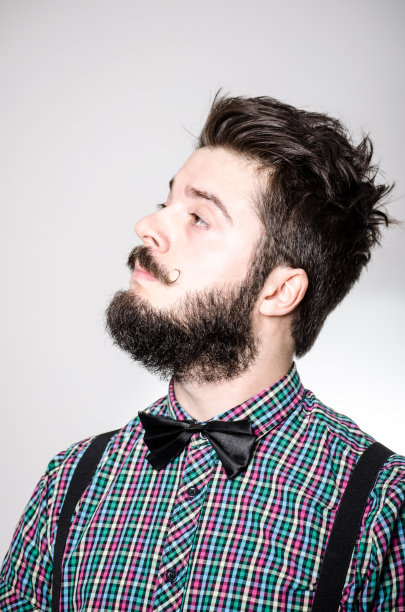 留着胡子的年轻嬉皮士图片下载