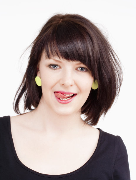 舔嘴唇的年轻女子图片下载