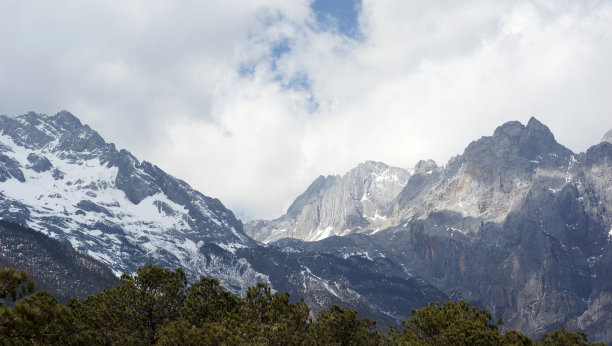 雪山与阴天图片下载