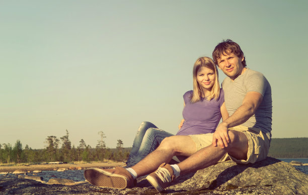 幸福的夫妇男人和女人白人家庭拥抱图片下载