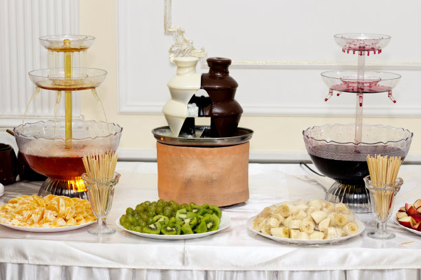 Furshetny桌面葡萄酒台，热巧克力和水果图片下载