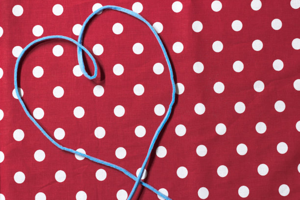 红白圆点上的心形图片下载