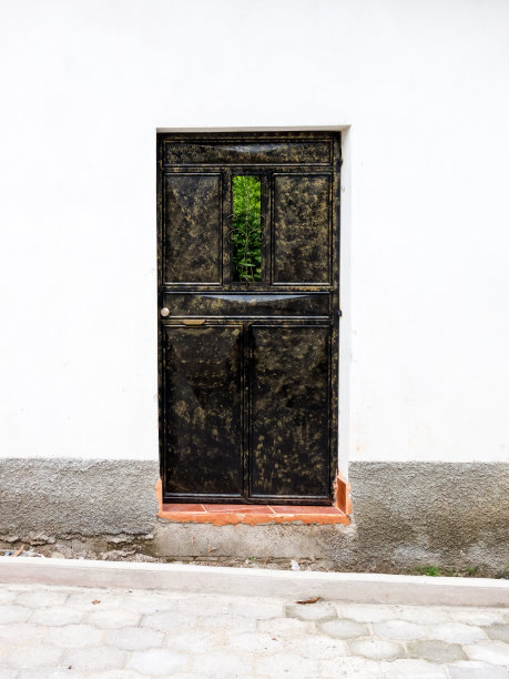 白色粉刷的家和黑色金属门图片下载