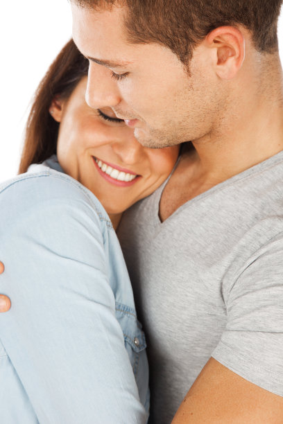 年轻夫妇拥抱的特写图片下载