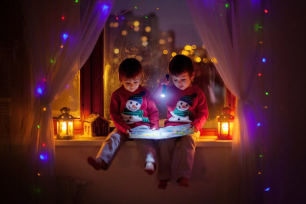 两个孩子在窗户上看书图片下载