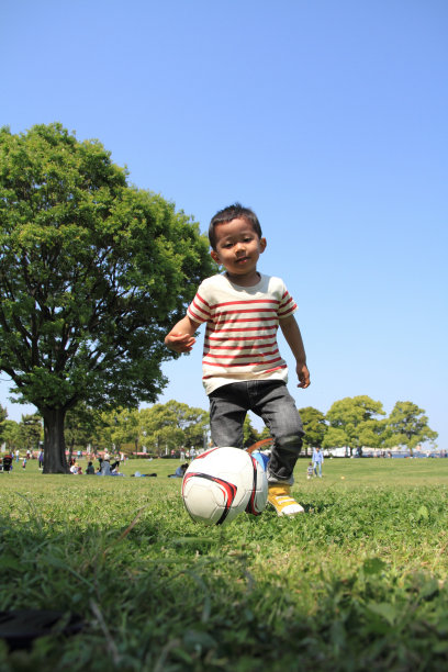 一个日本男孩在踢足球图片下载