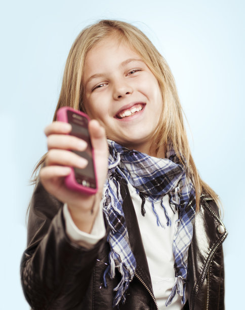 有手机的女孩图片下载