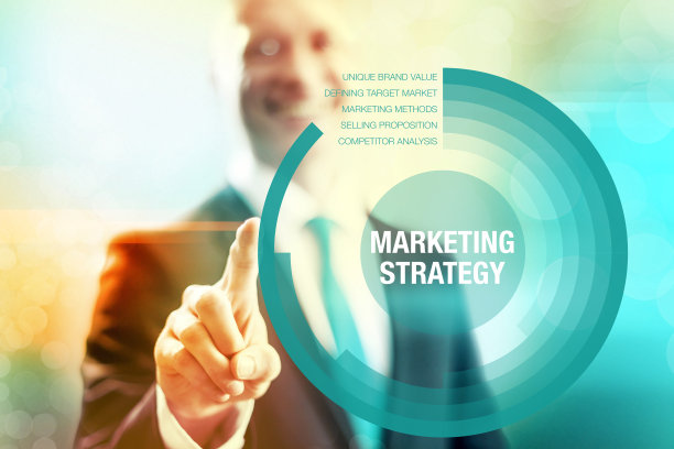 一个男人选择营销策略的照片图片下载