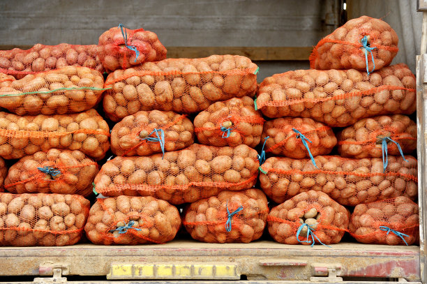 卡车里装着土豆的网袋图片下载