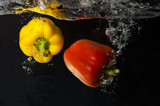 胡椒粉扑通一声掉进水中图片下载