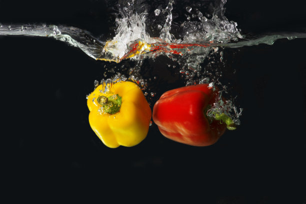 胡椒粉扑通一声掉进水中图片下载