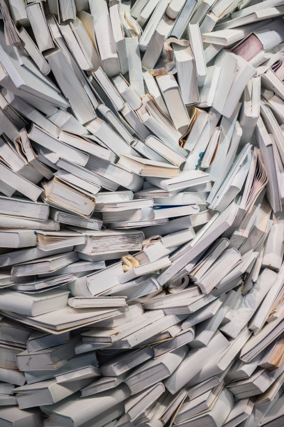 堆叠的书，特写在白色的背景图片下载