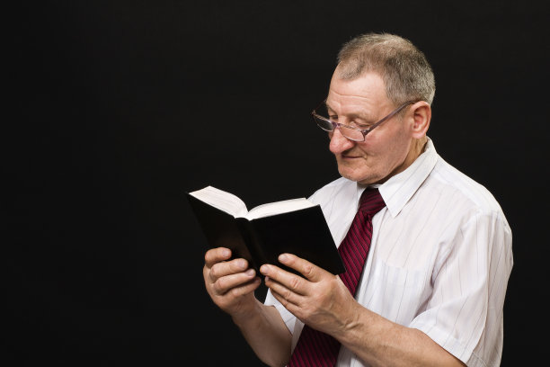 窗边阅读图片下载