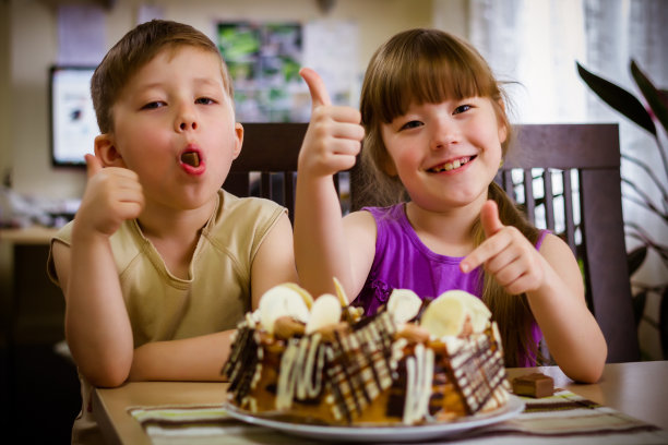 孩子们吃蛋糕图片下载