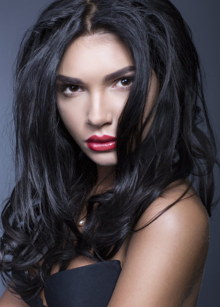 漂亮的黑发女孩图片下载