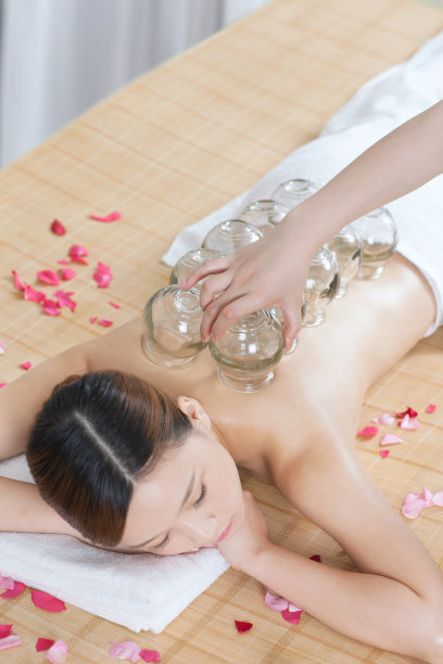 这位年轻女子背上拔火罐吃中药素材图片