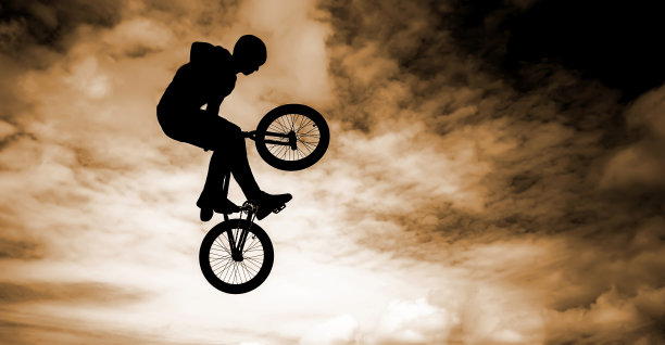 一个骑小轮车的男人。图片下载