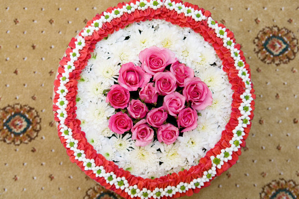 摆放粉红玫瑰。图片下载