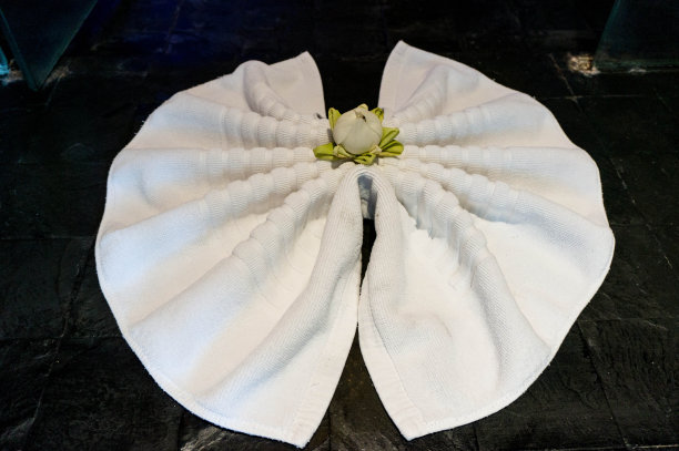 白毛巾放在黑托盘上图片下载