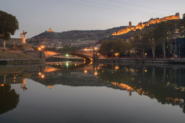 Narikala堡垒，Metekhi教堂和King Gorgasal纪念碑图片下载