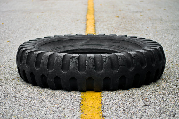 路上的旧轮胎图片下载