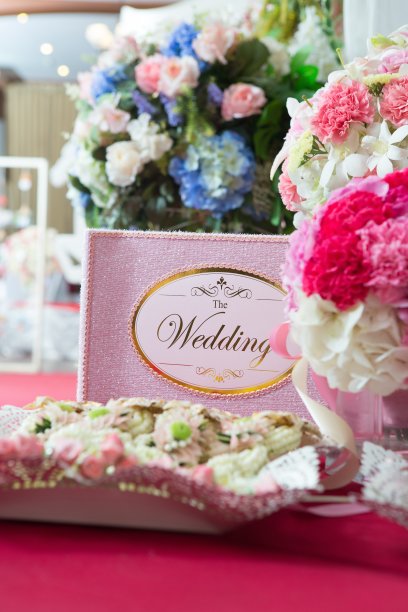 鲜花和祝福书。图片下载